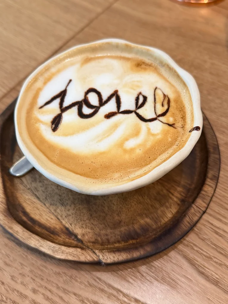 Café latte art con nombre Jose dibujado en espuma