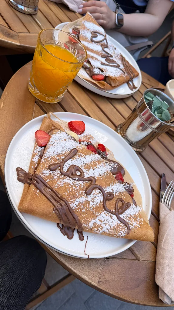 Crepe personalizada con love escrito en chocolate y fresas