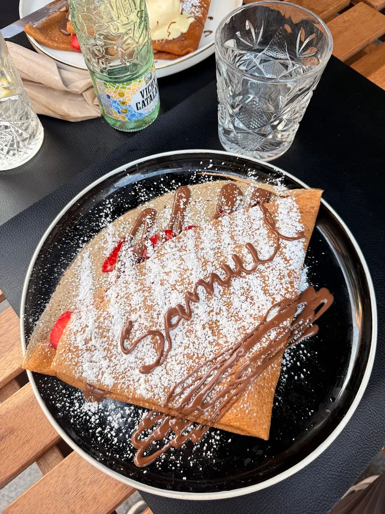 Crepe con el nombre Samuel escrito en chocolate