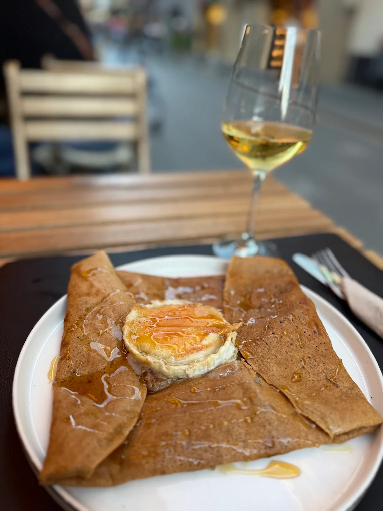 Galette de trigo sarraceno con brie y miel — 100% sin gluten