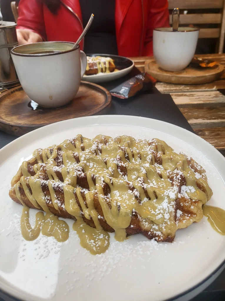 Gofre de pistacho con azúcar glas