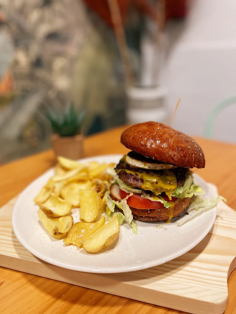 Hamburguesa gourmet con patatas caseras