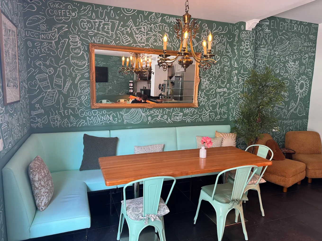 Sala interior con araña dorada y mural ilustrado
