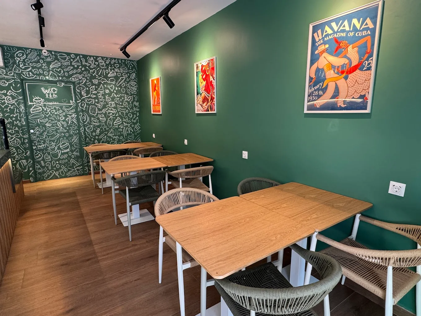 Sala con paredes verdes y láminas de Havana