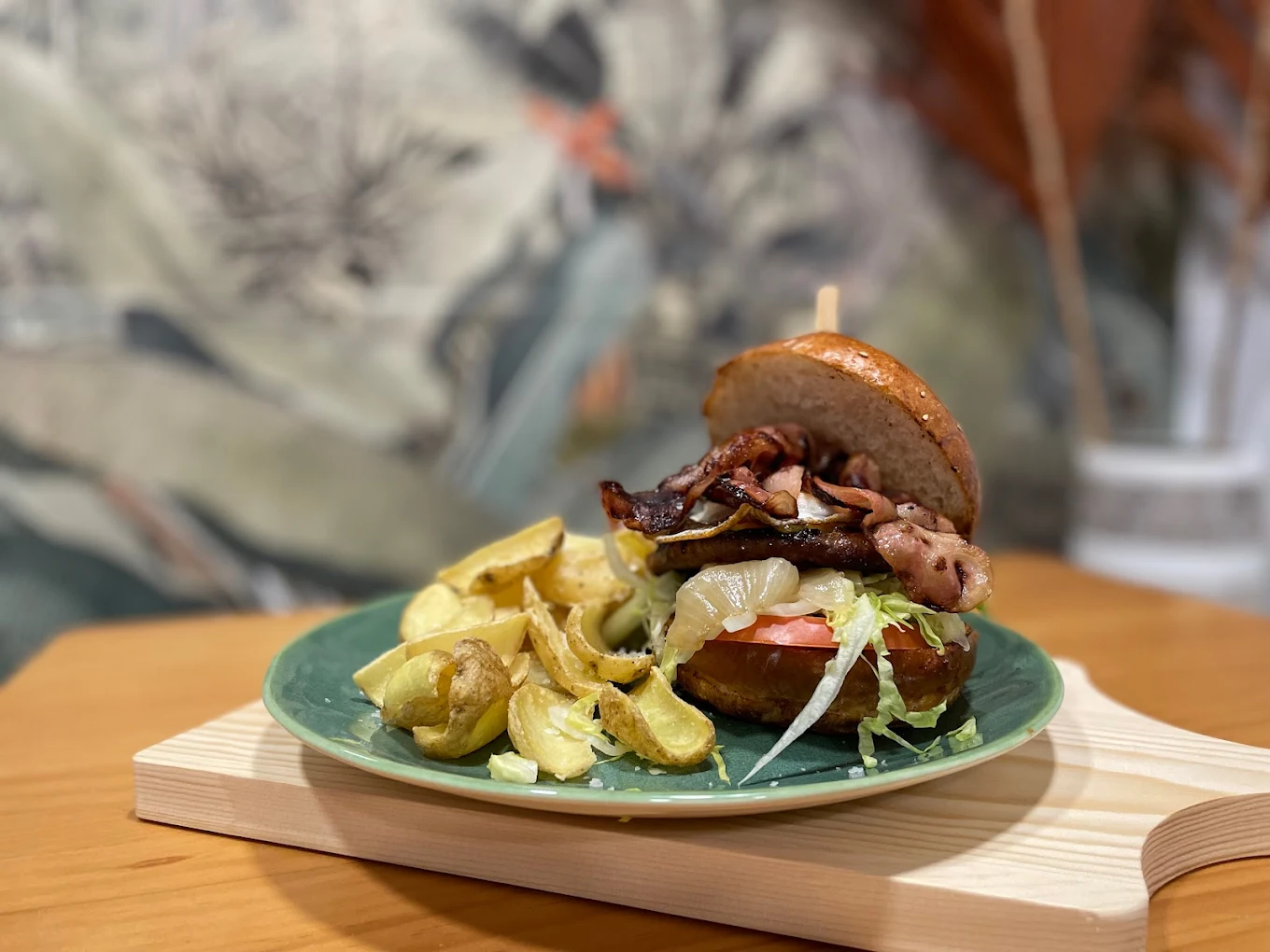 Hamburguesa ranchera con bacon y patatas caseras